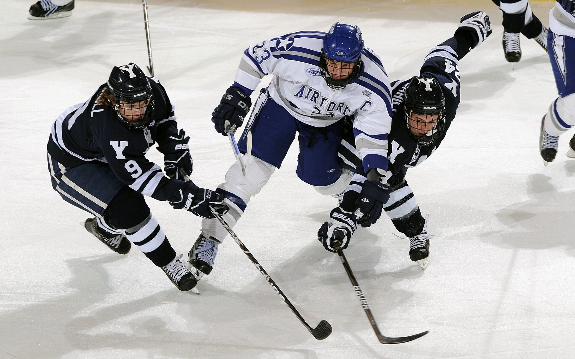 姆巴佩关键战不手软,爱尔兰强压阿尔及利亚,绿茵场上的后殖民角力