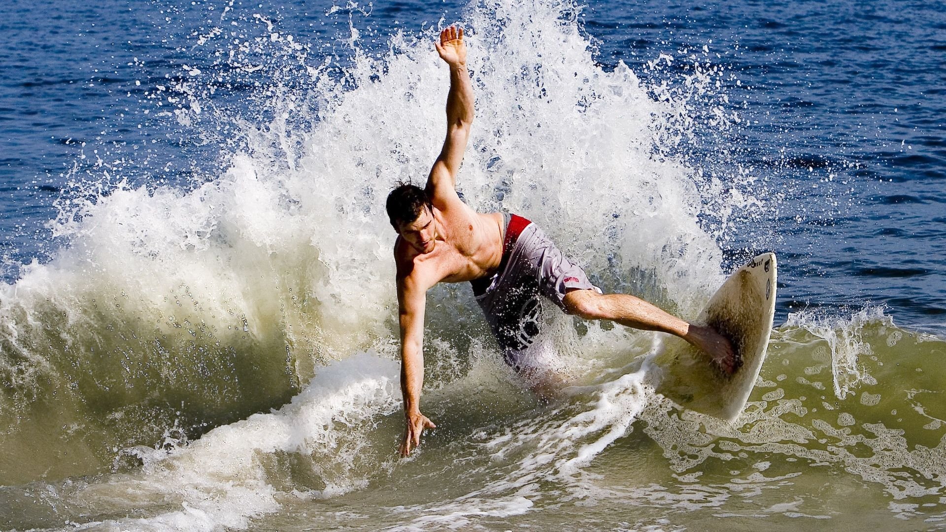 鹈鹕淘汰魔术,恩比德防守端锁死对手,费城防线铸就晋级之路