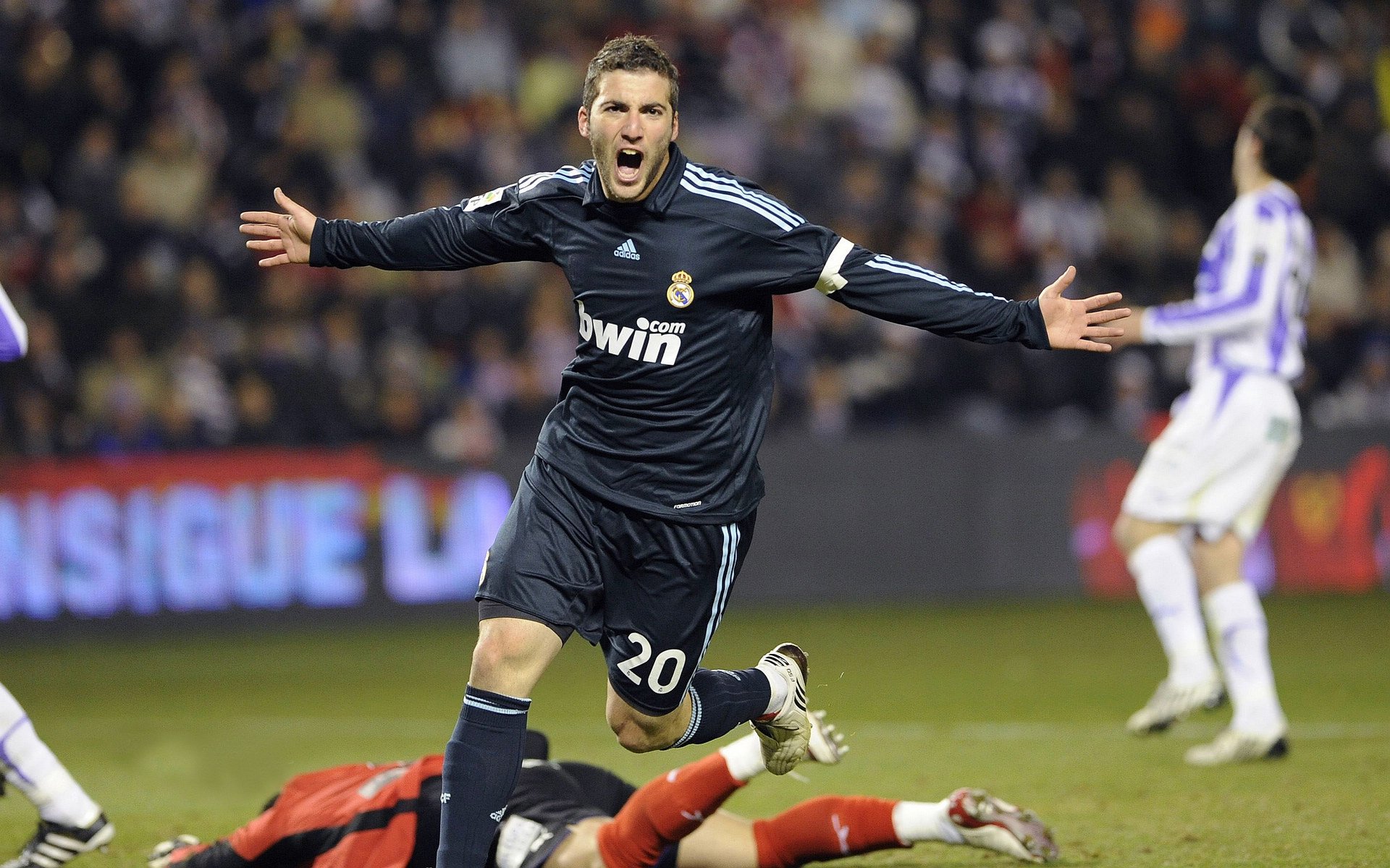 马丁内利,在嘘声与寂静之间,他选择成为回响